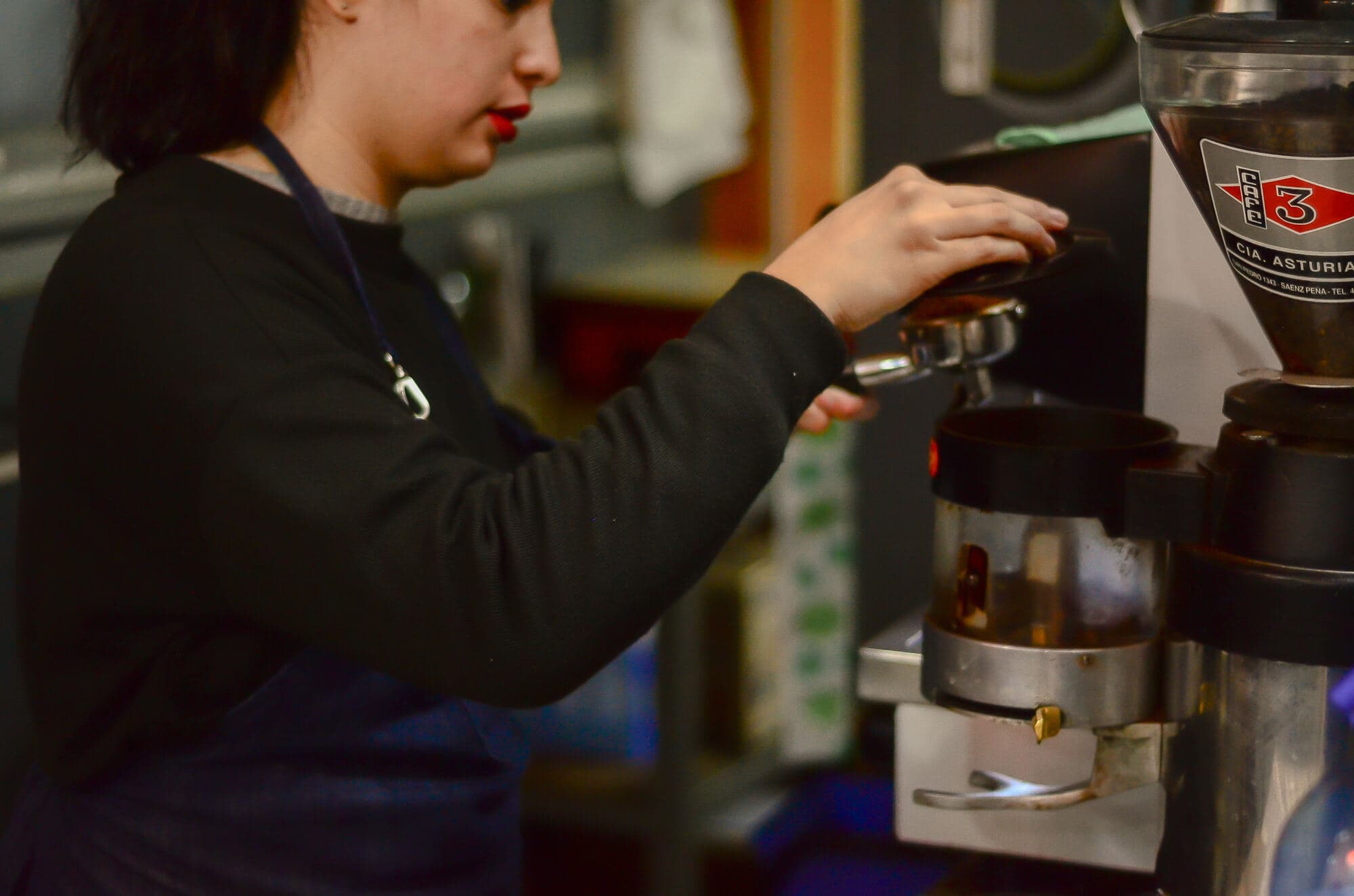 Barista preparando café con Mesanube
